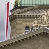 La création de l'artiste bâloise Renée Levi est composée de plaques en céramique qui reflètent la lumière.
